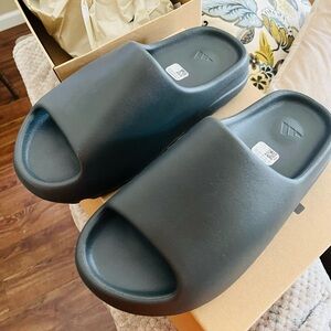 Yeezy Slides new never worn size 11